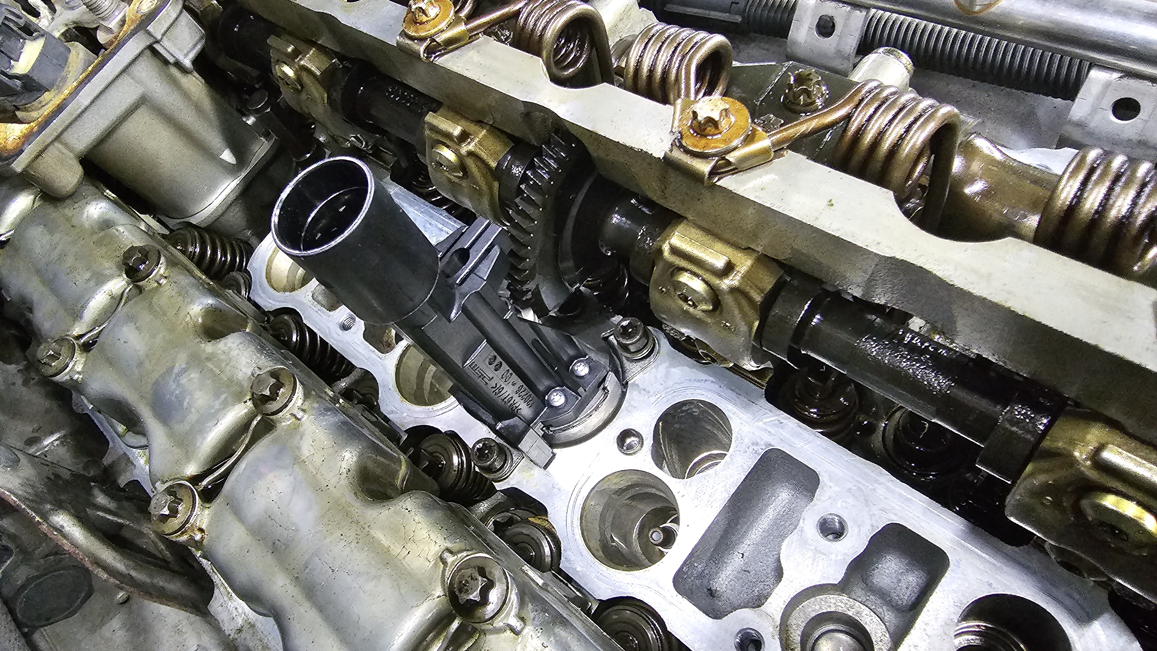 Деталізоване зображення системи Valvetronic в автомобілі, яке демонструє ключові компоненти та їх розташування, забезпечуючи візуальне розуміння технічної будови та функціонування системи.