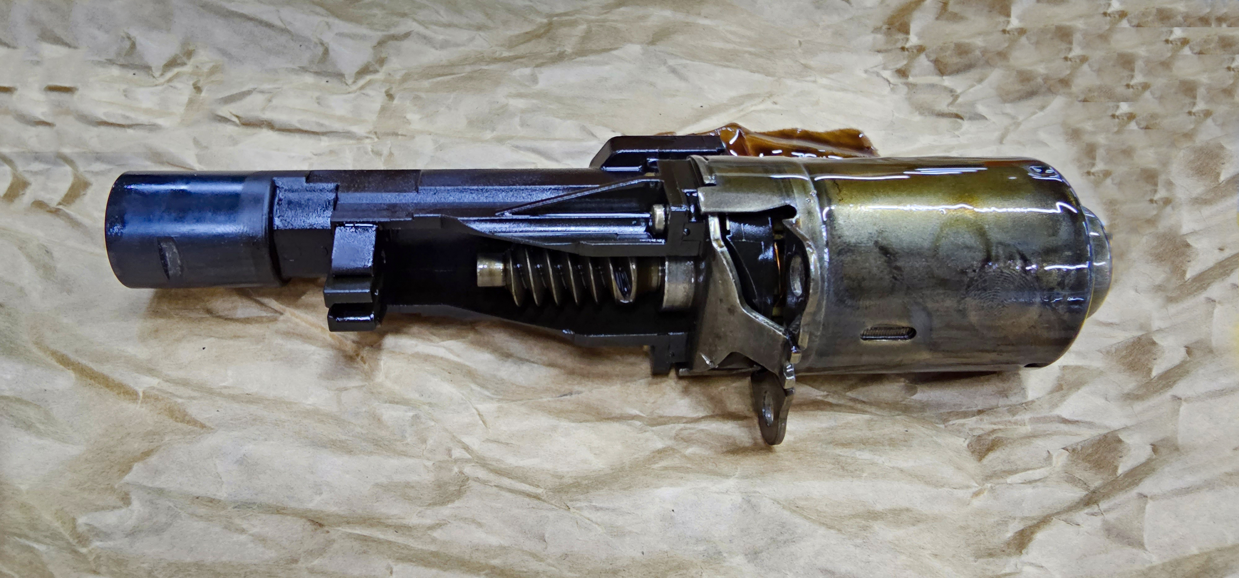 Фотографія демонтованої системи Valvetronic, де детально видно її складові частини та конструкцію, після видалення з двигуна, ілюструючи комплексність та витонченість цього механізму управління клапанами.